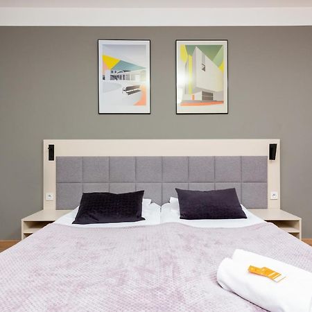 Wolska Residence Apartments With Parking By Noclegi Renters Варшава Экстерьер фото