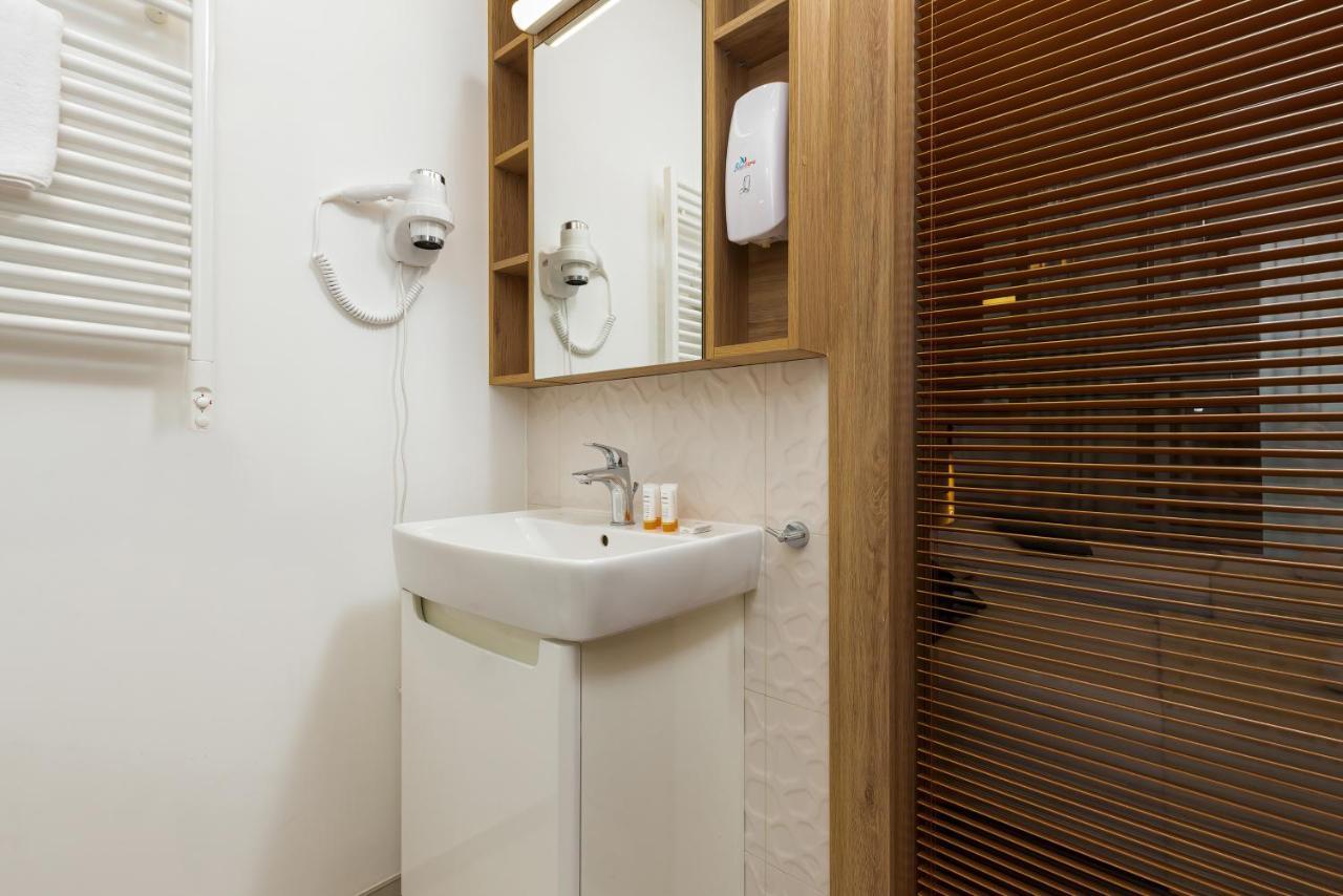 Wolska Residence Apartments With Parking By Noclegi Renters Варшава Экстерьер фото